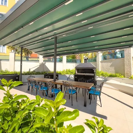 Qoople Aria Premium In The Center Of